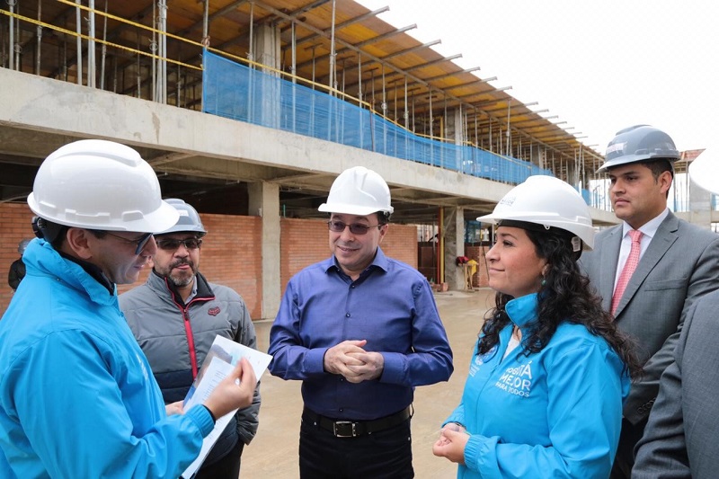 Funcionarios mirando un plano