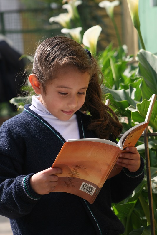 Niña leyendo