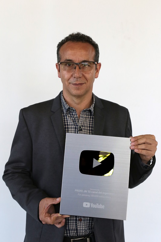 Profe Jose mostrando la placa de youtube
