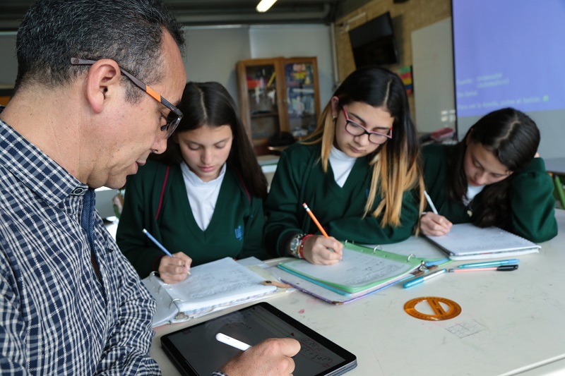 El profe con estudiantes