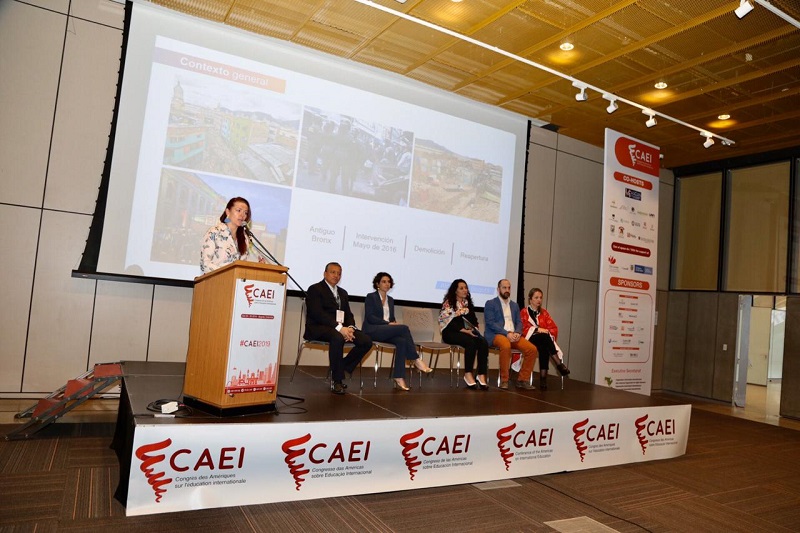 Secretaria hablando el en congreso