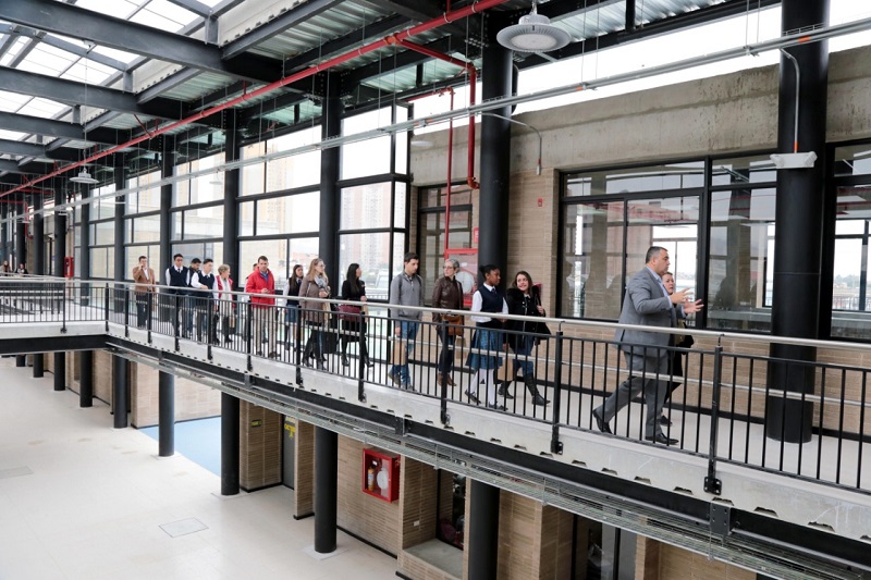 Funcionarios caminando en el colegio el Ensueño