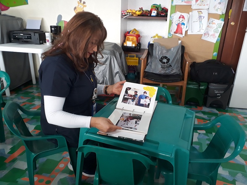Docente Luz Helena Viendo un libro