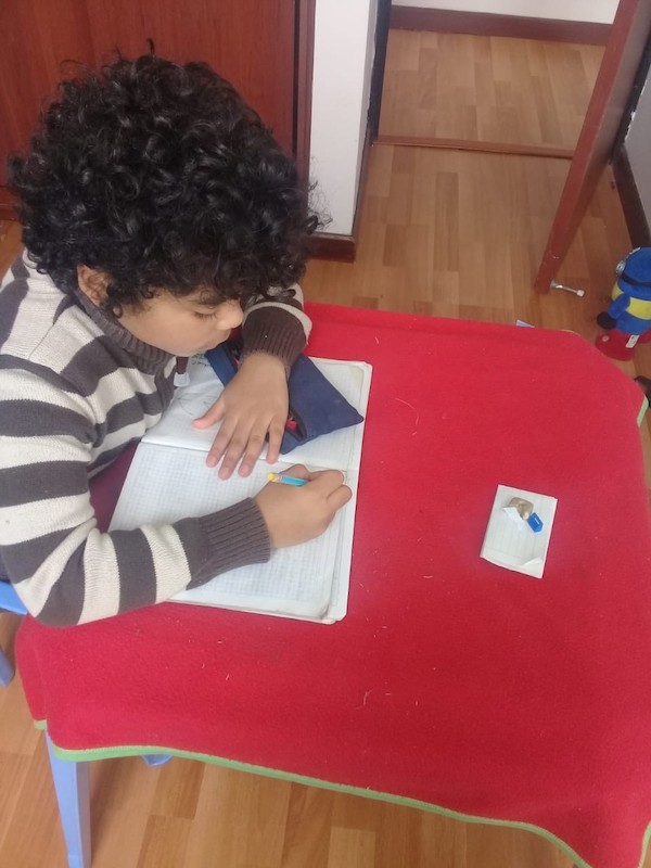 Santiago estudiando