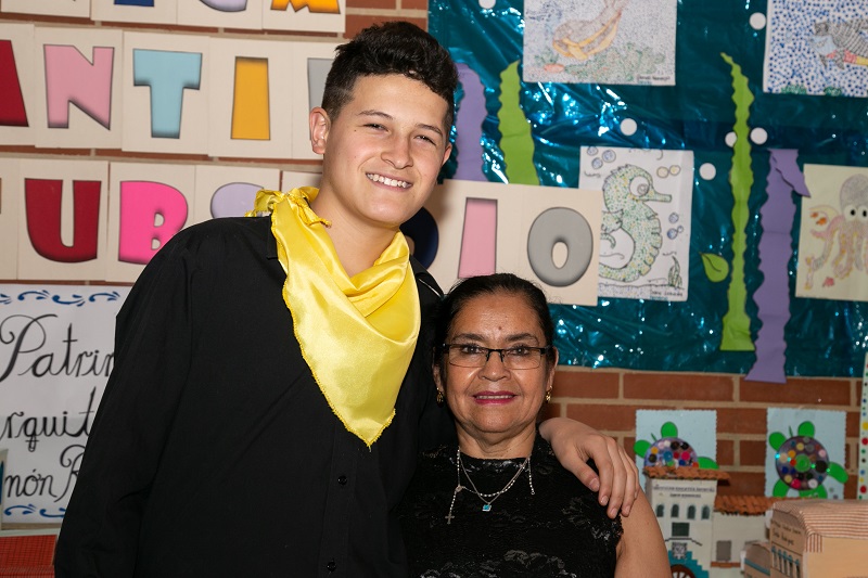 Esteban junto con su mamá