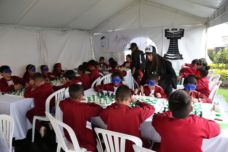 Estudiantes jugando ajedrez