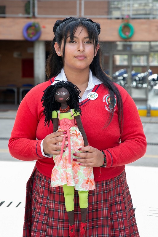 Una estudiante con una muñequita