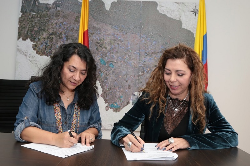 Secretaria de Educación y Ana Matrina Jiménez Vicepresidenta de Tigo firmando alianza con Tigo