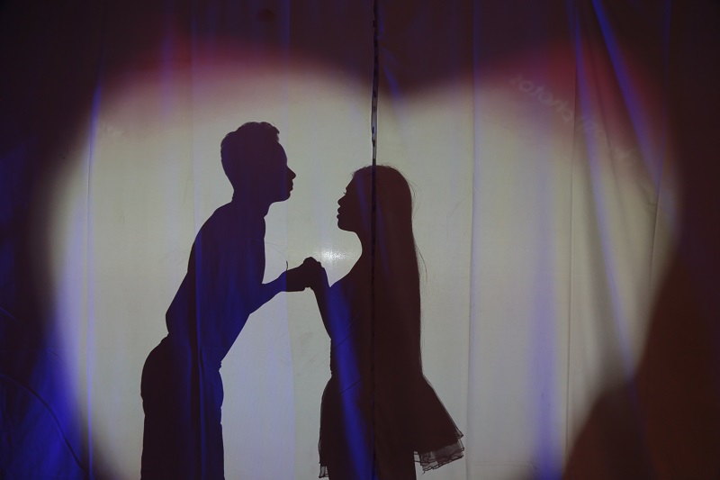 Siluetas de dos estudiantes dentro de un corazón