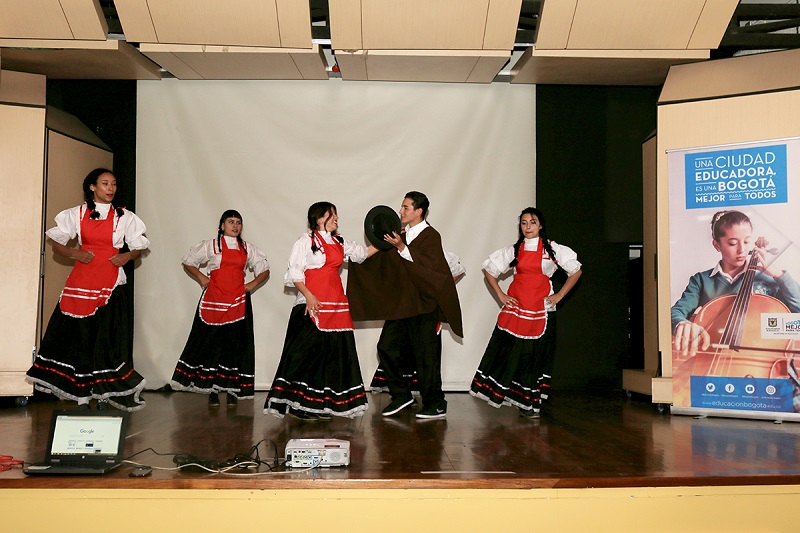 Niños haciendo una presentación