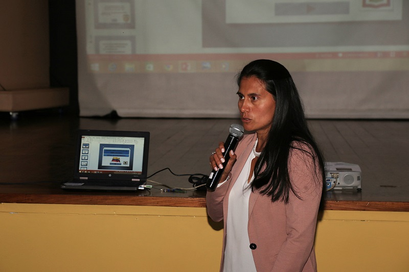 Una docente hablando