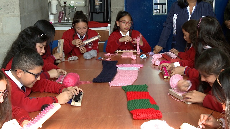 Niños en un salón con telas