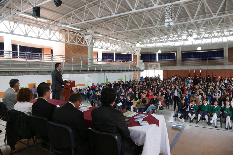 Estudiantes en el foro local