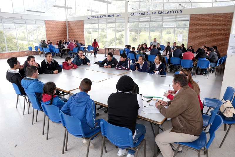 Estudiantes debatiendos