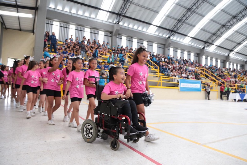 niñas porristas y una en silla de ruedas