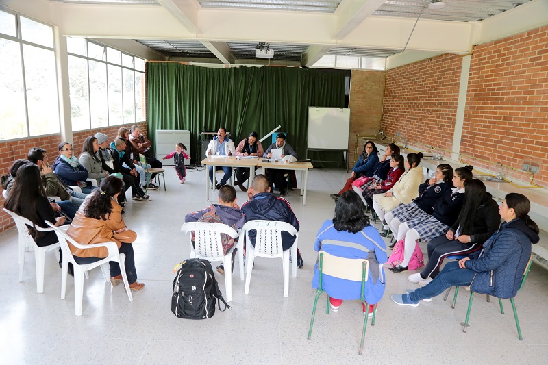 Jóvenes y padres en un salón