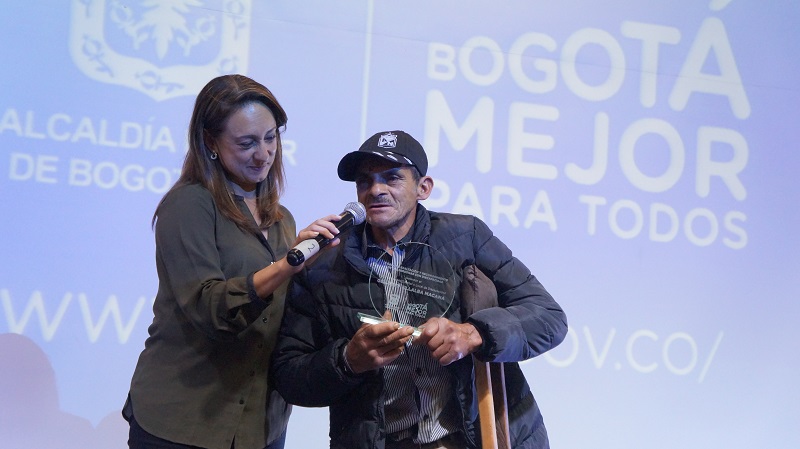 Consejero local discapacidad de Sumapaz, Genaldo recibiendo galardón