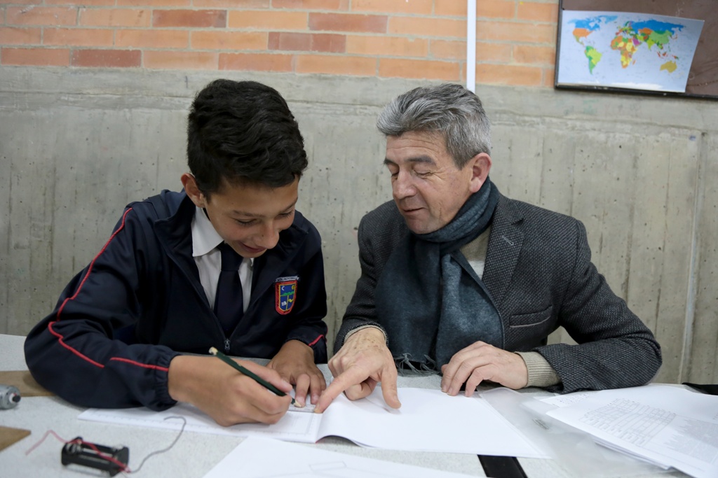EL profe Hugo con un estudiante