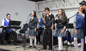 Jóvenes cantando