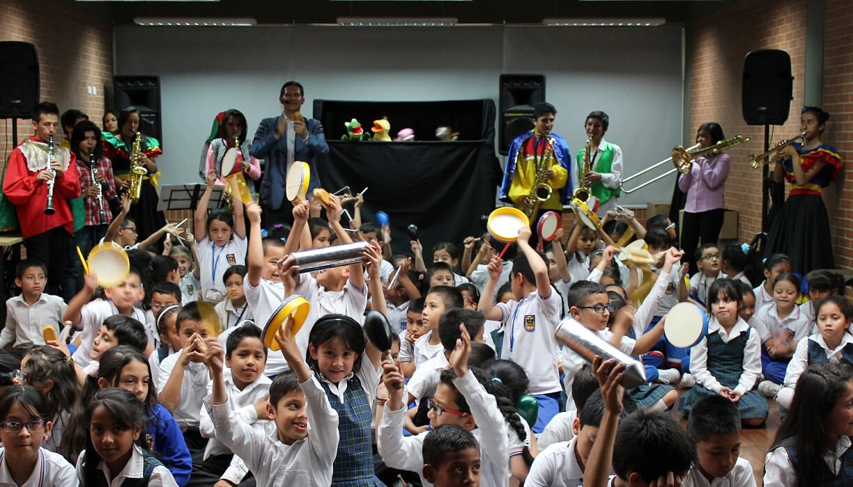 niños levantando las manos 