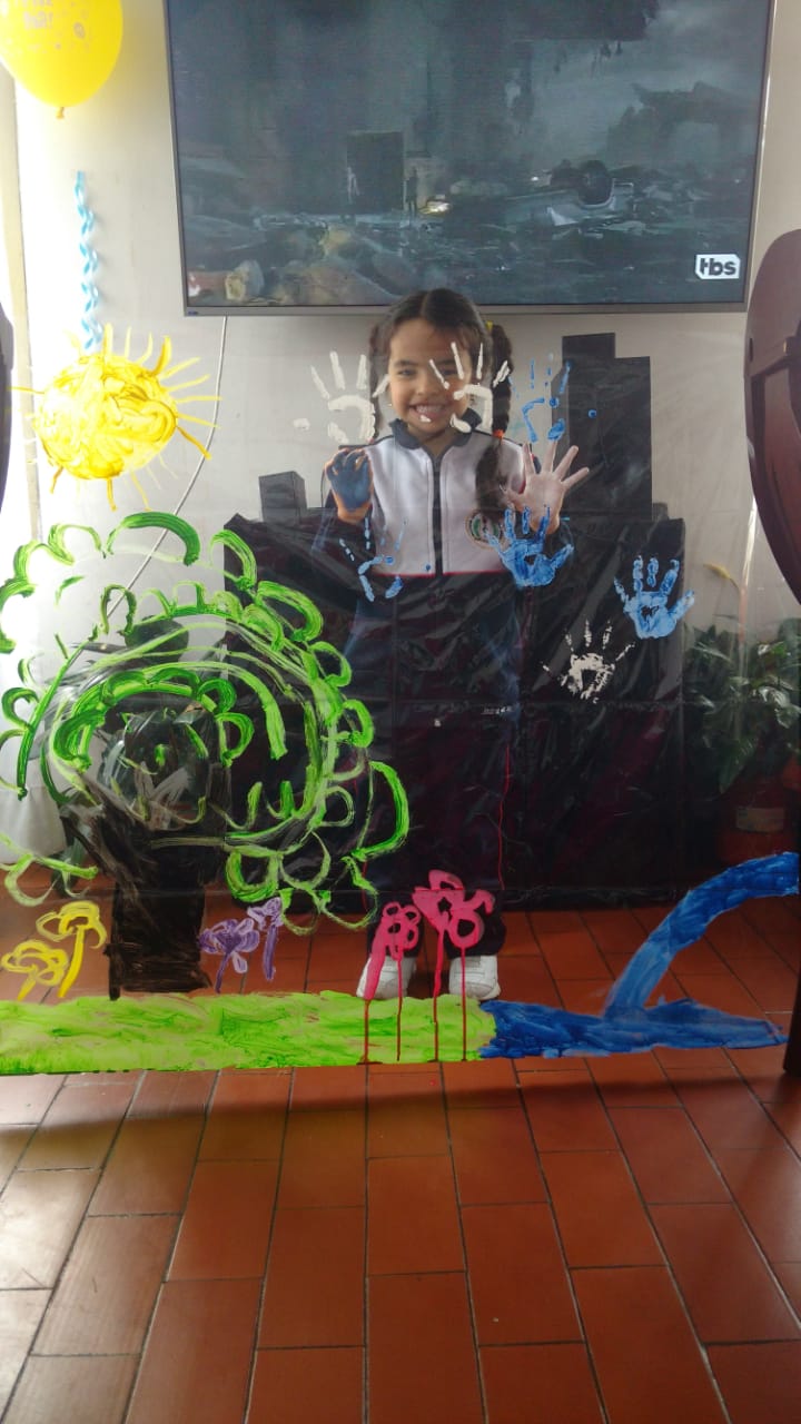 Niña jugando con pintura