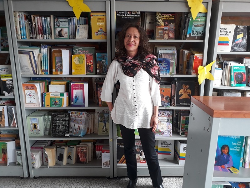 La profe Margoth en la biblioteca