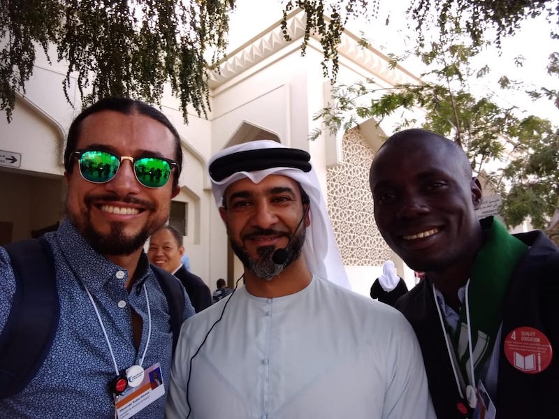 Alexander junto a personas de Dubai