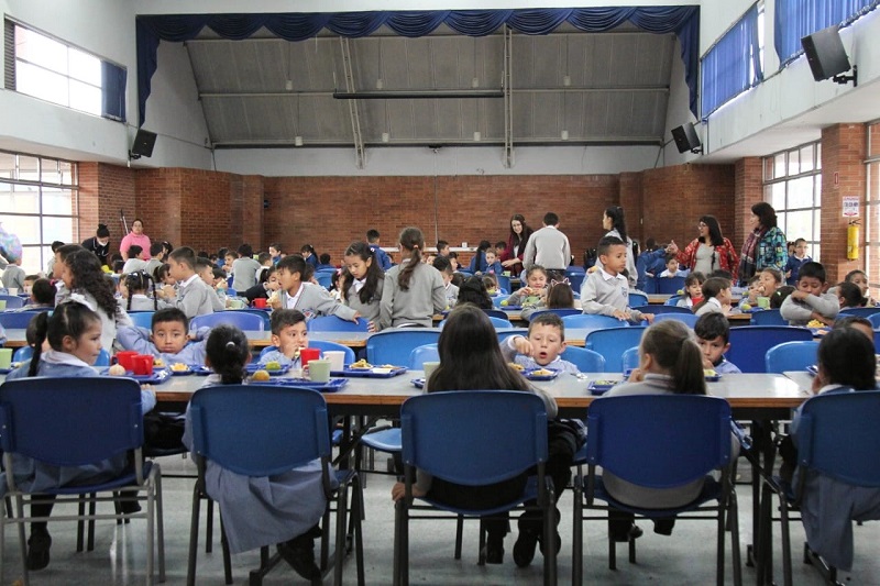 Estudiantes comiendo en el comedor del colegio