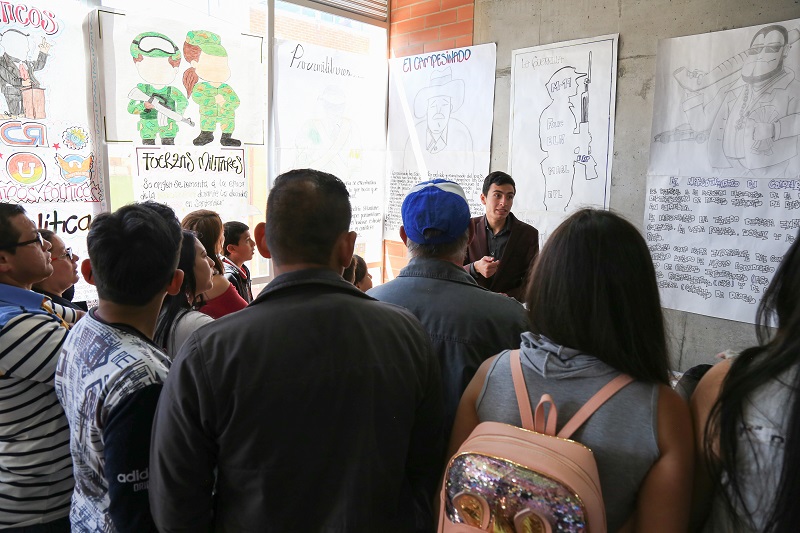 Personas viendo una exposición