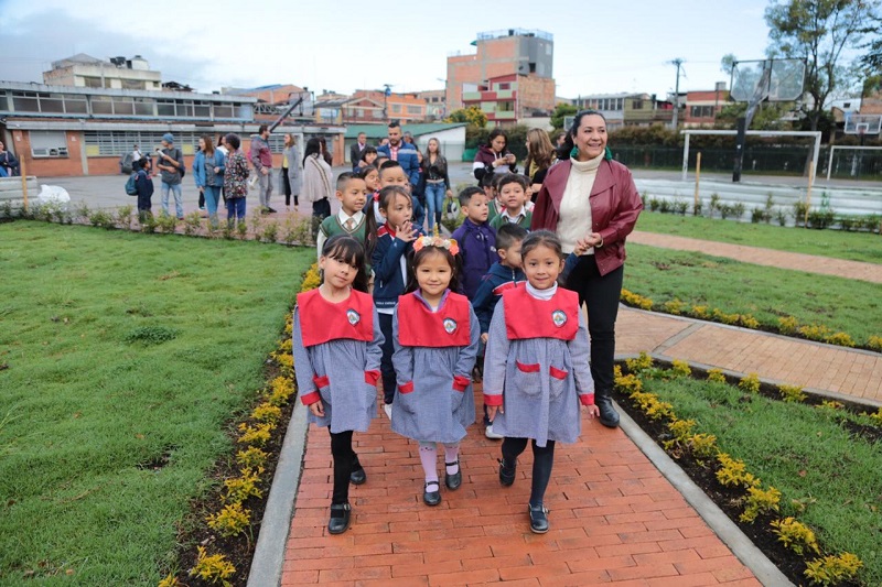 Niños caminando en el colegio