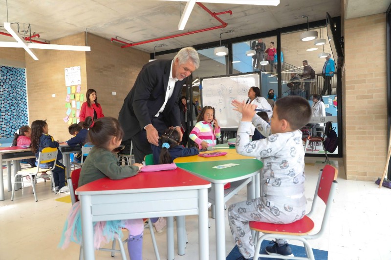 Alcalde Peñalosa con niño en un salón