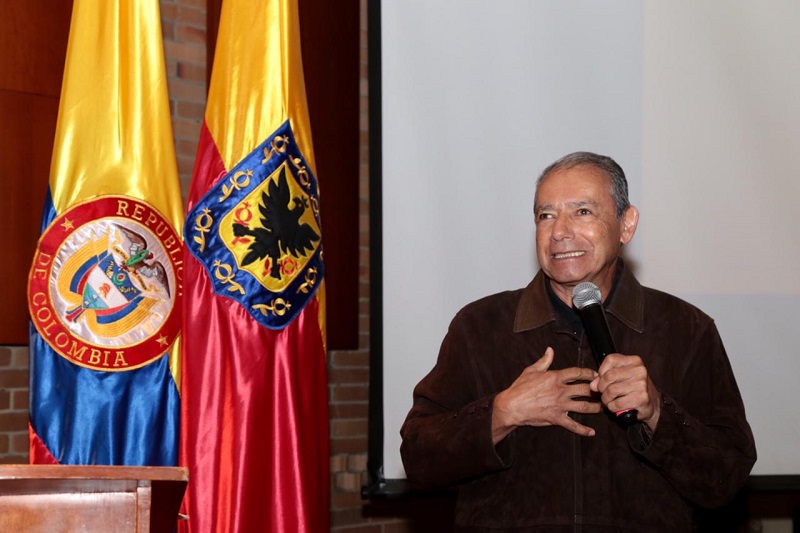 Celso Román hablando
