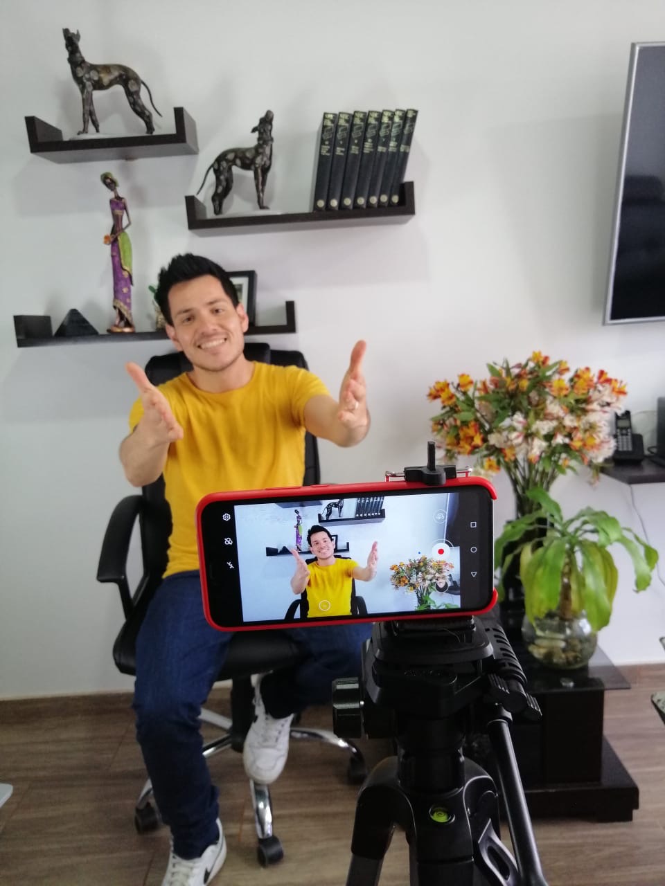 Fabio al frente de un celular