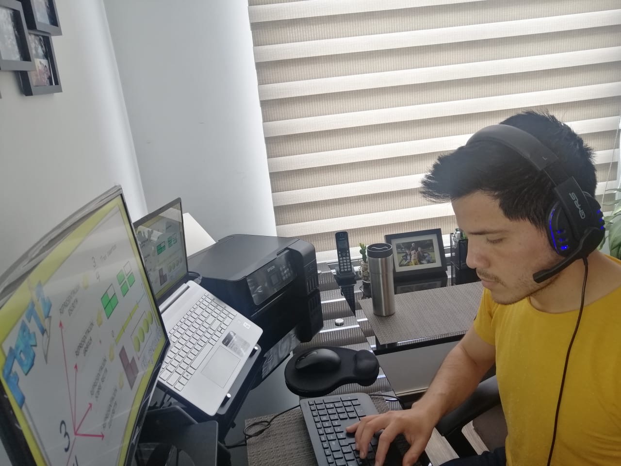 Profe Fabio al frente del computador