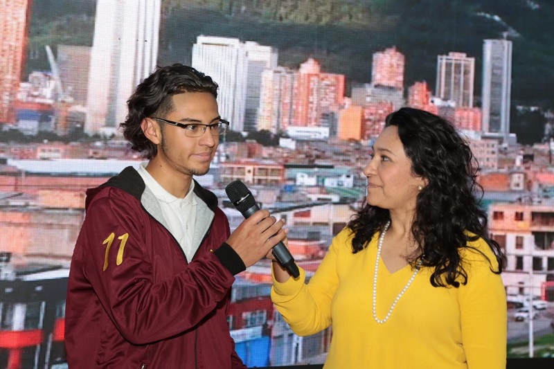 Secretaria entrevistando a un estudiante