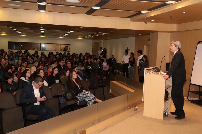 Salón junto a personas 