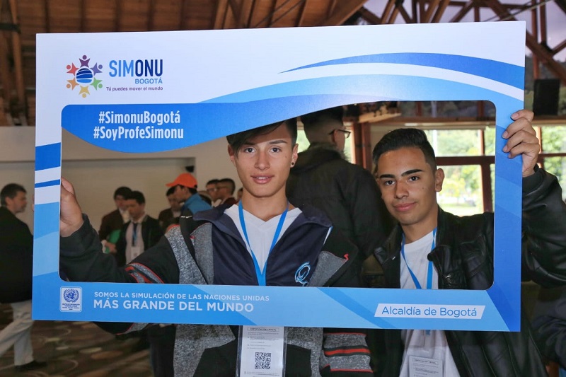 dos estudiantes dentro de un marco de Simonu