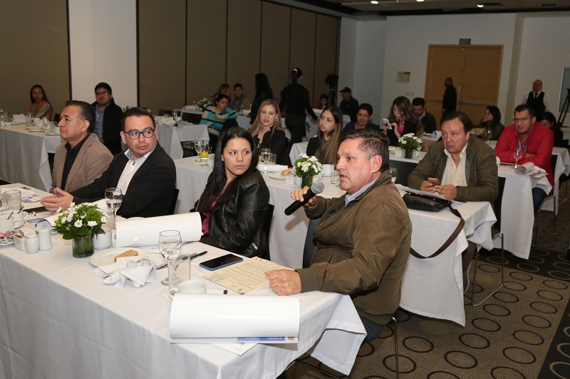 Funcionarios y periodistas