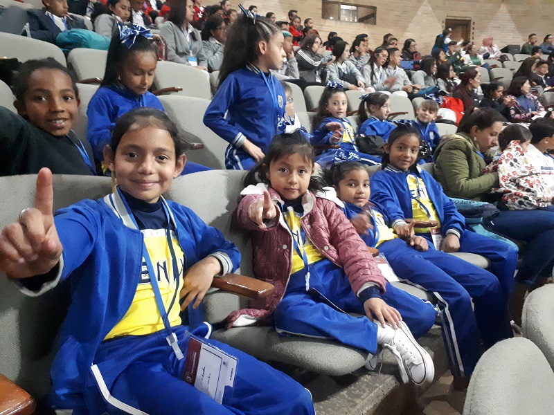 Niños en un auditorio