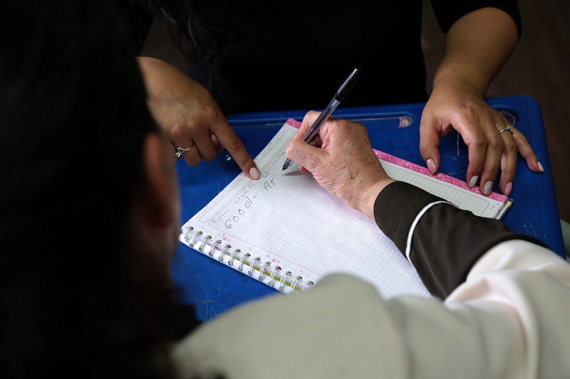 Manos en un cuaderno escribiendo