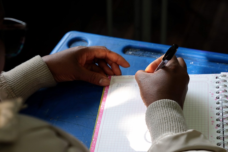 Unas manos escribiendo en un cuaderno