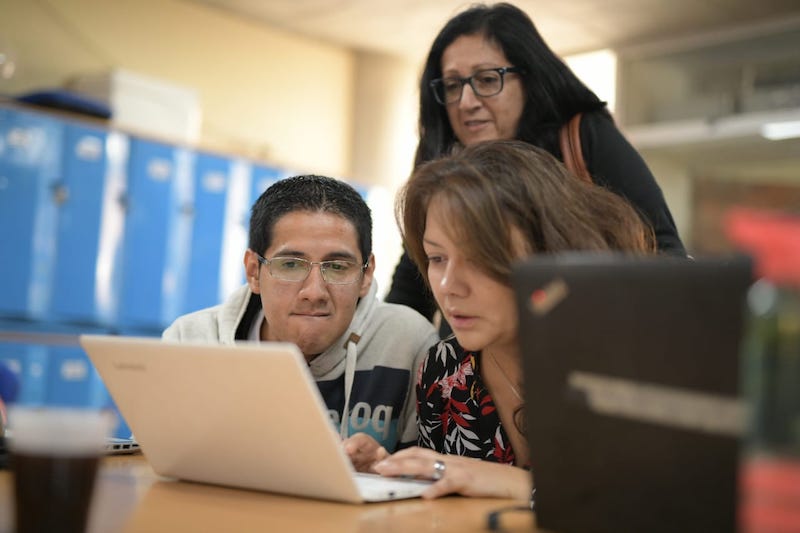 profesores frente a un computador